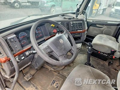 Zdjęcie 8 z 14 samochodu: 2008 VOLVO VNL SEMI TRUCK VIN:4V4NC9TK08N495060 - miniatura