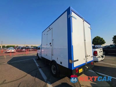 Trzecie zdjęcie samochodu z tyłu: 2023 FORD ECONOLINE E350 SUPER DUTY CUTAWAY VAN VIN:1FDWE3FK9PDD31812 - miniatura