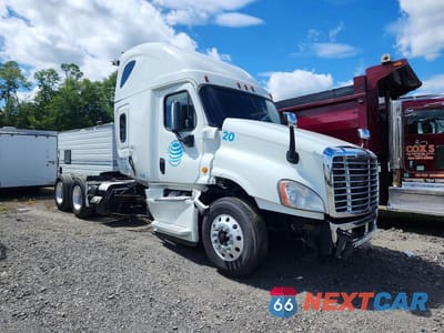 Czwarte zdjęcie samochodu z boku: 2018 FREIGHTLINER CASCADIA 125 VIN:3ALXGF00XJDJS7591 - miniatura