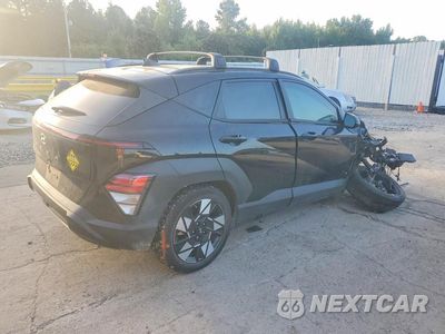 Trzecie zdjęcie samochodu z tyłu: 2025 HYUNDAI KONA SEL VIN:KM8HB3AB4SU246717 - miniatura