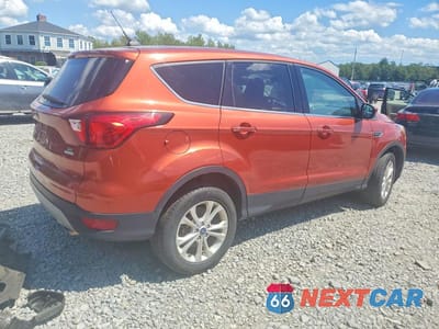 Trzecie zdjęcie samochodu z tyłu: 2019 FORD ESCAPE SE VIN:1FMCU9GD4KUB09633 - miniatura