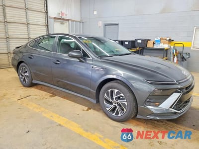 Czwarte zdjęcie samochodu z boku: 2026 HYUNDAI SONATA HYBRID BLUE VIN:KMHL24JJ3TA162494 - miniatura