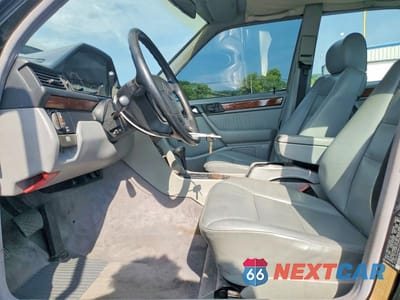 Zdjęcie 7 z 12 samochodu: 1993 MERCEDES-BENZ 300 E 4MATIC VIN:WDBED30E2PB912357 - miniatura