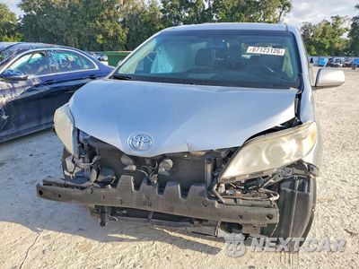 Piąte zdjęcie samochodu w środku: 2015 TOYOTA SIENNA XLE 8-PASSENGER VIN:5TDYK3DC7FS536114 - miniatura