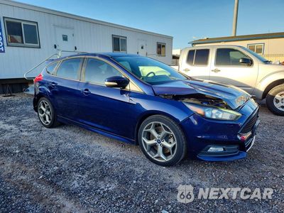 Czwarte zdjęcie samochodu z boku: 2017 FORD FOCUS ST VIN:1FADP3L90HL319665 - miniatura
