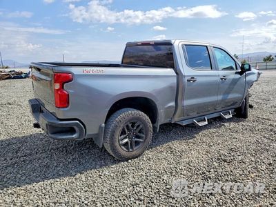 Trzecie zdjęcie samochodu z tyłu: 2020 CHEVROLET SILVERADO K1500 TRAIL BOSS CUSTOM VIN:3GCPYCEF9LG118473 - miniatura
