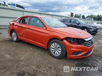 Czwarte zdjęcie samochodu z boku: 2019 VOLKSWAGEN JETTA S VIN:3VWCB7BU1KM157503 - miniatura