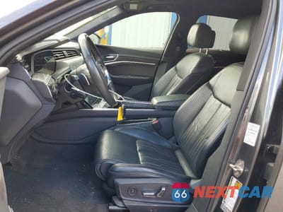 Zdjęcie 7 z 13 samochodu: 2019 AUDI E-TRON PRESTIGE VIN:WA1VAAGE6KB007501 - miniatura