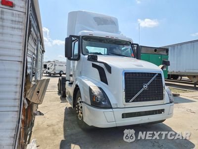 Czwarte zdjęcie samochodu z boku: 2016 VOLVO VNL SEMI TRUCK VIN:4V4NC9EH0GN948755 - miniatura