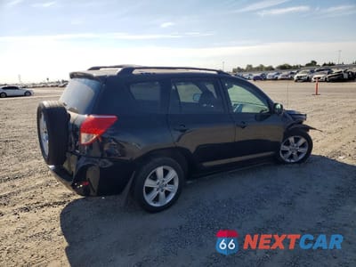 Trzecie zdjęcie samochodu z tyłu: 2006 TOYOTA RAV4 BASE VIN:JTMBD33V666021415 - miniatura