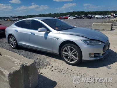 Czwarte zdjęcie samochodu z boku: 2013 TESLA MODEL S VIN:5YJSA1CN5DFP05337 - miniatura