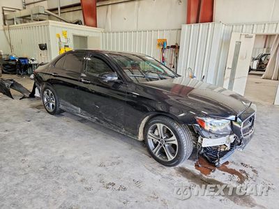 Czwarte zdjęcie samochodu z boku: 2017 MERCEDES-BENZ E 300 4MATIC VIN:WDDZF4KB6HA135796 - miniatura