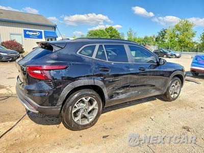 Trzecie zdjęcie samochodu z tyłu: 2026 CHEVROLET TRAX 1LT VIN:KL77LHEP1TC107438 - miniatura