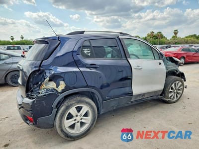 Trzecie zdjęcie samochodu z tyłu: 2021 CHEVROLET TRAX 1LT VIN:KL7CJLSB6MB313359 - miniatura