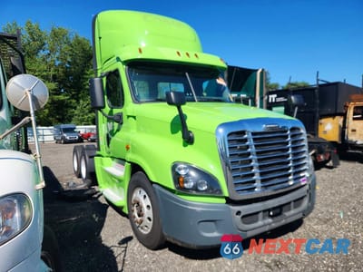 Czwarte zdjęcie samochodu z boku: 2018 FREIGHTLINER CASCADIA 125 VIN:3AKJGEDR1JDKC8706 - miniatura