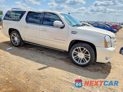 Czwarte zdjęcie samochodu z boku: 2013 CADILLAC ESCALADE ESV PREMIUM VIN:1GYS4JEF0DR114219 - miniatura