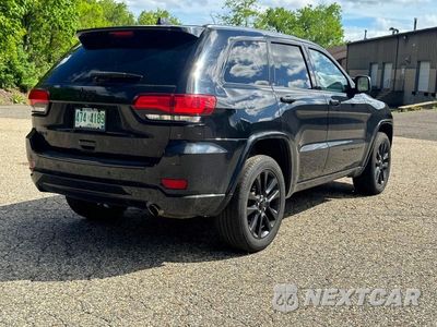 Czwarte zdjęcie samochodu z boku: 2018 JEEP GRAND CHEROKEE LAREDO VIN:1C4RJFAG0JC139919 - miniatura