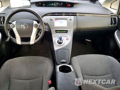 Zdjęcie 8 z 12 samochodu: 2013 TOYOTA PRIUS TWO VIN:JTDKN3DU6D0353888 - miniatura