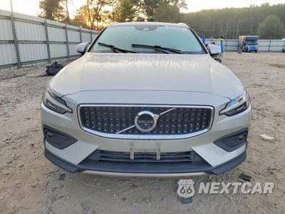Piąte zdjęcie samochodu w środku: 2021 VOLVO V60 CROSS COUNTRY T5 MOMENTUM VIN:YV4102WK9M1069341 - miniatura