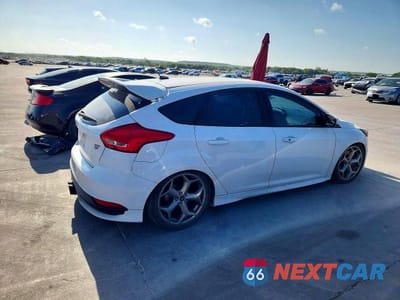Trzecie zdjęcie samochodu z tyłu: 2018 FORD FOCUS ST VIN:1FADP3L96JL213470 - miniatura
