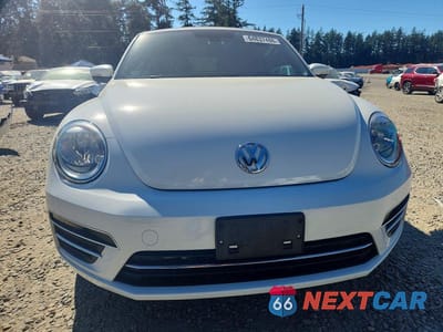 Piąte zdjęcie samochodu w środku: 2017 VOLKSWAGEN BEETLE S/SE VIN:3VW517AT6HM821467 - miniatura