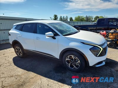 Czwarte zdjęcie samochodu z boku: 2025 KIA SPORTAGE LX VIN:KNDPU3DF7S7354045 - miniatura
