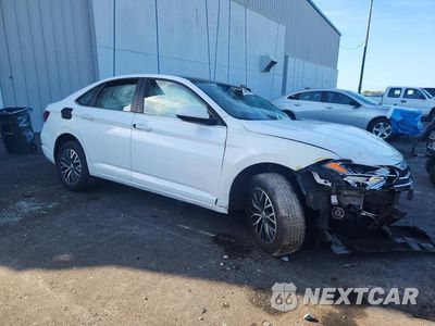 Czwarte zdjęcie samochodu z boku: 2019 VOLKSWAGEN JETTA S VIN:3VWC57BU0KM216774 - miniatura