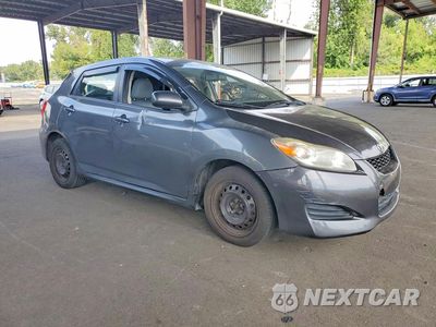 Czwarte zdjęcie samochodu z boku: 2010 TOYOTA MATRIX BASE VIN:2T1KU4EE6AC367419 - miniatura
