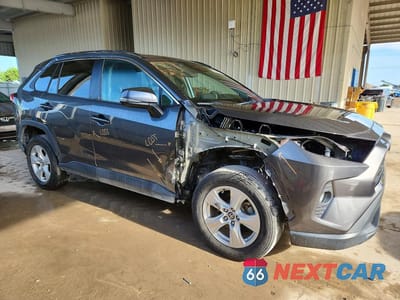 Czwarte zdjęcie samochodu z boku: 2021 TOYOTA RAV4 XLE VIN:2T3W1RFV0MC134511 - miniatura