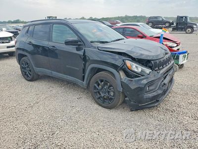 Czwarte zdjęcie samochodu z boku: 2025 JEEP COMPASS LATITUDE VIN:3C4NJDBN5ST586591 - miniatura