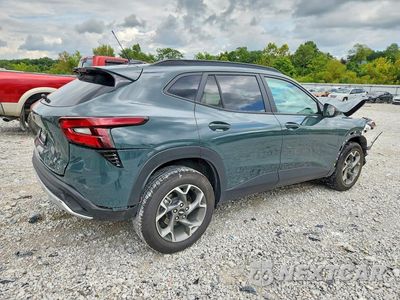 Trzecie zdjęcie samochodu z tyłu: 2025 CHEVROLET TRAX 1LT VIN:KL77LHEP4SC175182 - miniatura