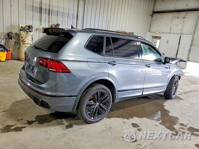Trzecie zdjęcie samochodu z tyłu: 2022 VOLKSWAGEN TIGUAN SE R-LINE BLACK VIN:3VV8B7AX6NM001807 - miniatura