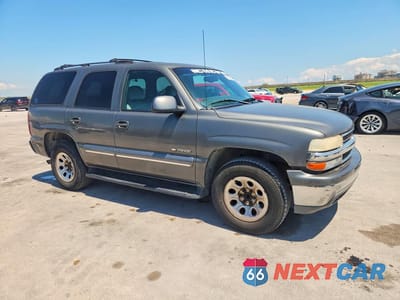 Czwarte zdjęcie samochodu z boku: 2001 CHEVROLET TAHOE C1500 VIN:1GNEC13T61R177908 - miniatura