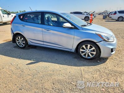 Czwarte zdjęcie samochodu z boku: 2013 HYUNDAI ACCENT SE VIN:KMHCU5AEXDU102974 - miniatura