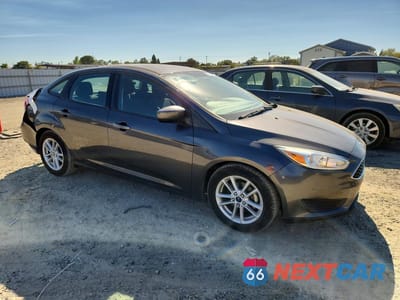 Czwarte zdjęcie samochodu z boku: 2018 FORD FOCUS SE VIN:1FADP3F2XJL261097 - miniatura
