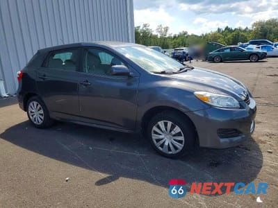 Czwarte zdjęcie samochodu z boku: 2009 TOYOTA MATRIX BASE VIN:2T1KU40EX9C157019 - miniatura