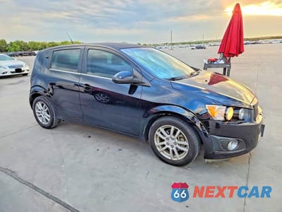 Czwarte zdjęcie samochodu z boku: 2012 CHEVROLET SONIC LT VIN:1G1JC6SH1C4160637 - miniatura