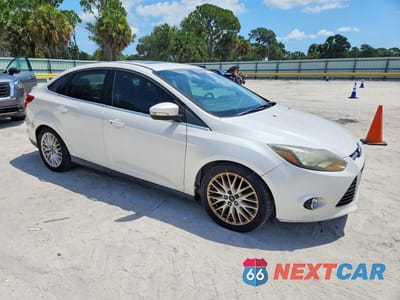 Czwarte zdjęcie samochodu z boku: 2014 FORD FOCUS TITANIUM VIN:1FADP3J21EL240653 - miniatura