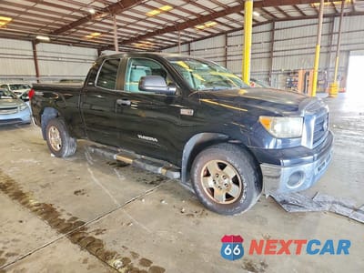 Czwarte zdjęcie samochodu z boku: 2009 TOYOTA TUNDRA SR5 VIN:5TFBV54199X093213 - miniatura