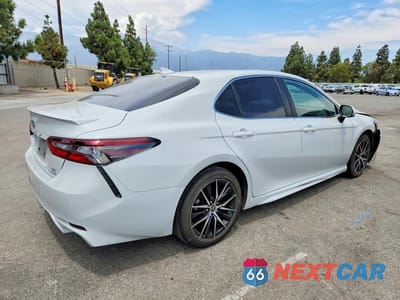Trzecie zdjęcie samochodu z tyłu: 2022 TOYOTA CAMRY HYBRID SE VIN:4T1G31AK7NU045654 - miniatura