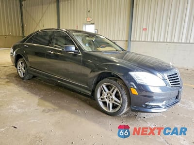 Czwarte zdjęcie samochodu z boku: 2013 MERCEDES-BENZ S 550 4MATIC VIN:WDDNG9EB7DA526356 - miniatura