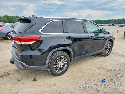Trzecie zdjęcie samochodu z tyłu: 2019 TOYOTA HIGHLANDER XLE VIN:5TDKZRFH1KS561811 - miniatura