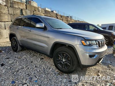 Czwarte zdjęcie samochodu z boku: 2017 JEEP GRAND CHEROKEE LAREDO VIN:1C4RJFAG3HC772733 - miniatura