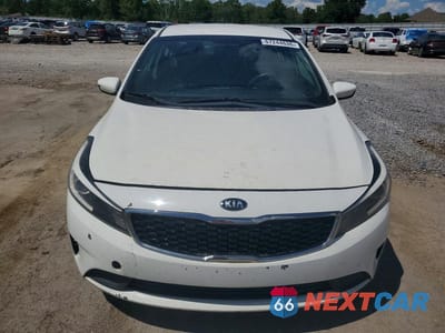 Piąte zdjęcie samochodu w środku: 2018 KIA FORTE LX VIN:3KPFK4A76JE247149 - miniatura