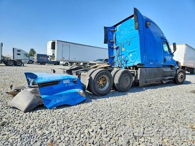 Trzecie zdjęcie samochodu z tyłu: 2021 FREIGHTLINER CASCADIA 1 - SEMI TRUCK VIN:1FUJHHDR7MLMJ5737 - miniatura