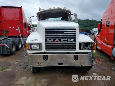 Piąte zdjęcie samochodu w środku: 2007 MACK CHN613 SEMI TRUCK VIN:1M1AJ06Y07N011141 - miniatura