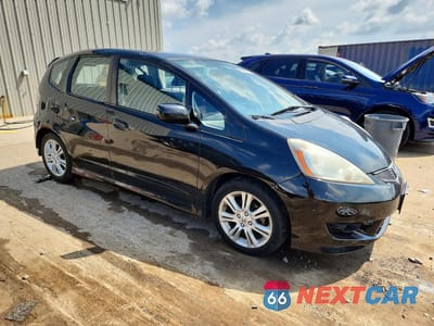 Czwarte zdjęcie samochodu z boku: 2009 HONDA FIT SPORT VIN:JHMGE88409S046000 - miniatura