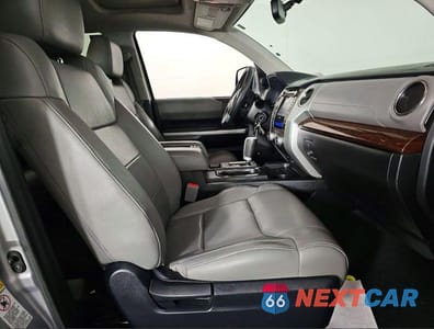 Piąte zdjęcie samochodu w środku: 2016 TOYOTA TUNDRA CREWMAX LIMITED VIN:5TFHY5F15GX518194 - miniatura