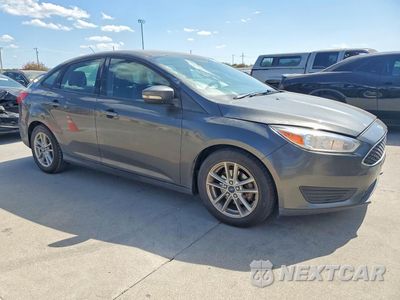 Czwarte zdjęcie samochodu z boku: 2016 FORD FOCUS SE VIN:1FADP3F2XGL321999 - miniatura