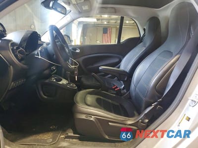 Zdjęcie 7 z 12 samochodu: 2018 SMART FORTWO VIN:WMEFJ9BA5JK283701 - miniatura